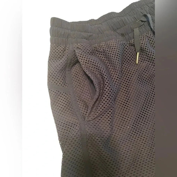 Lululemon Mesh On Mesh Short Black Shorts Sz 8 - Picture 5 of 11